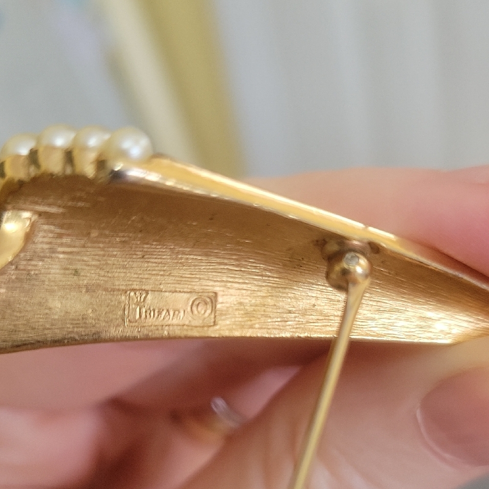 Trifari Gold Toned Pearl Brooch - Picture 4 of 4